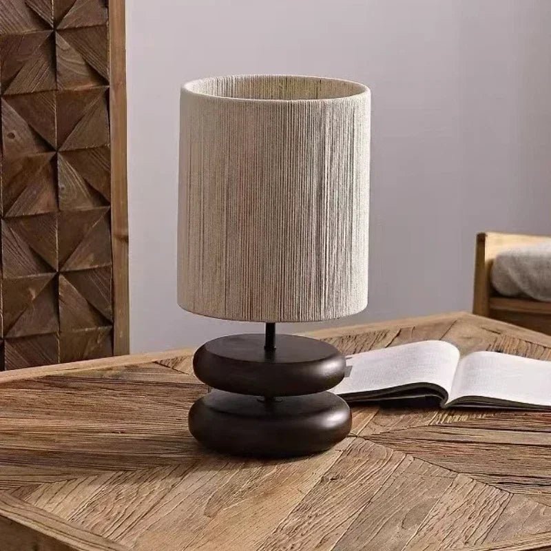 Lampe de table en bois avec abat - jour tissé à la main, ambiance chaleureuse pour chambre et salon - Luminous Place