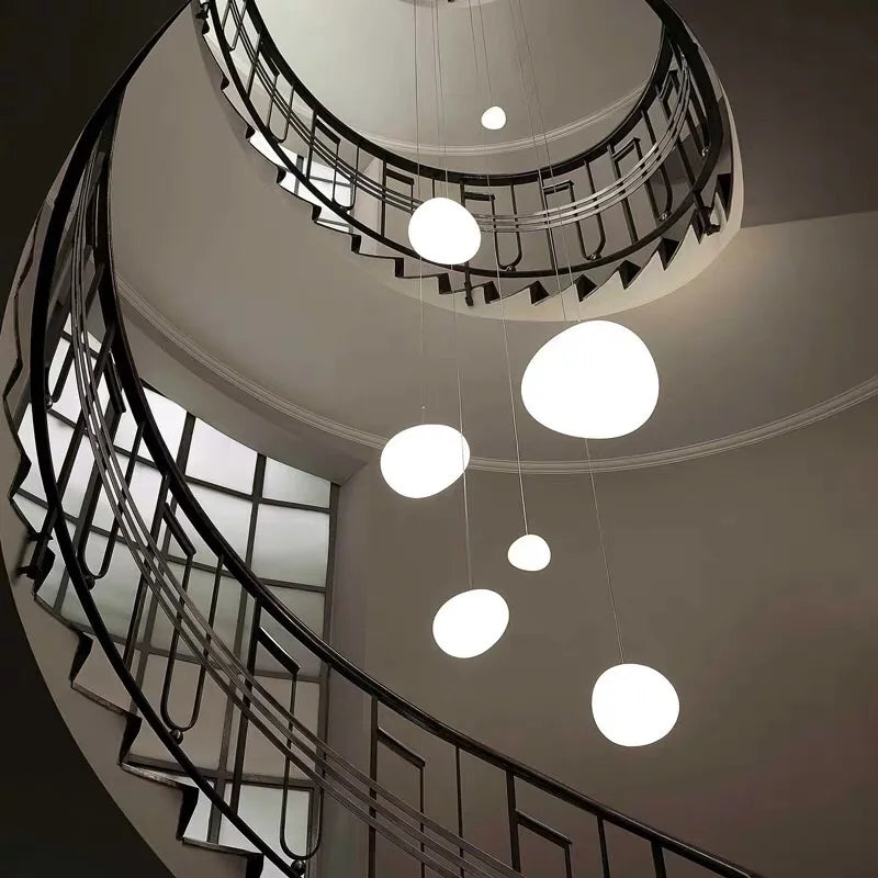 Suspension LED en verre blanc Gregg, design moderne pour villa et escalier