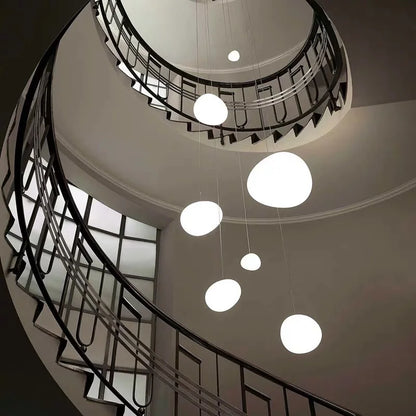 Suspension LED en verre blanc Gregg, design moderne pour villa et escalier