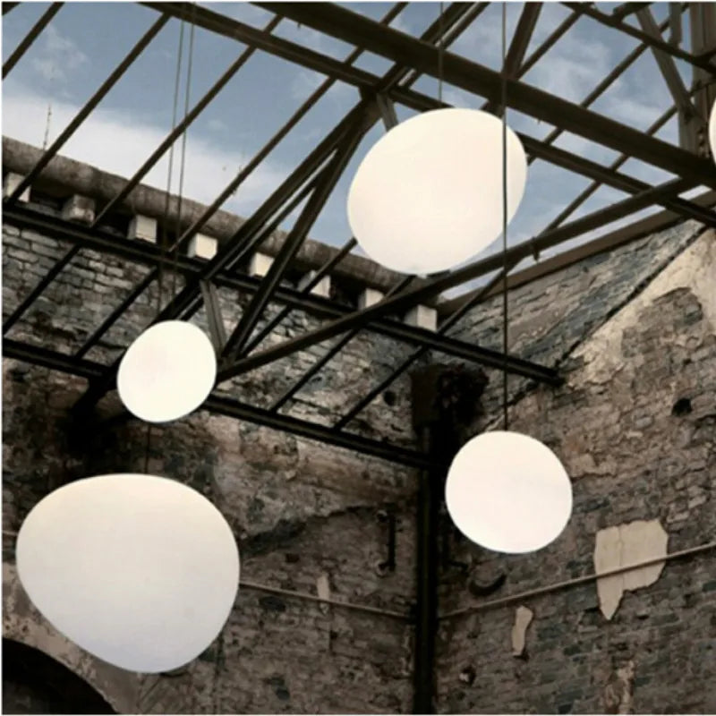 Suspension LED en verre blanc Gregg, design moderne pour villa et escalier