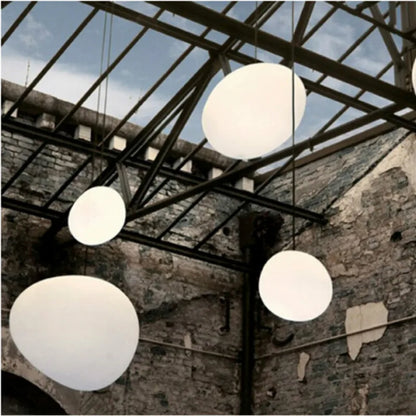 Suspension LED en verre blanc Gregg, design moderne pour villa et escalier
