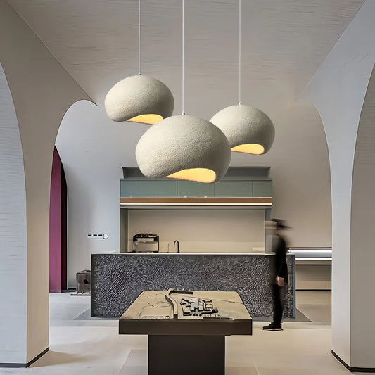 Suspension Wabi Sabi en résine et métal, éclairage LED intérieur design