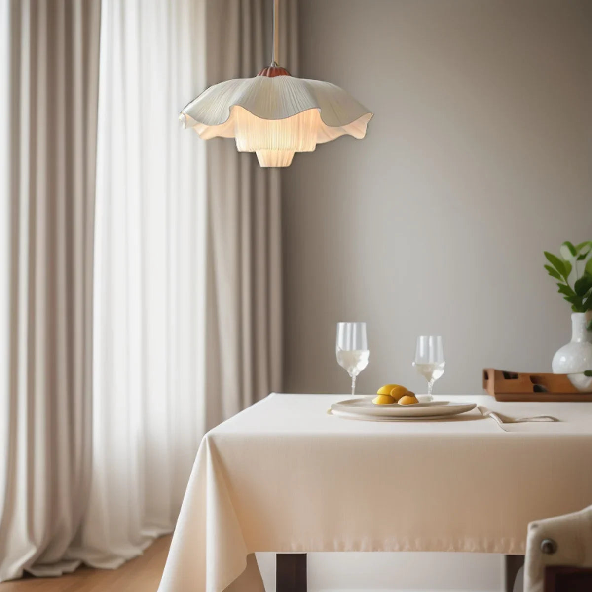 Suspension Lustre français pétale nordique en tissu crème, lumière chaude élégante pour salon et chambre