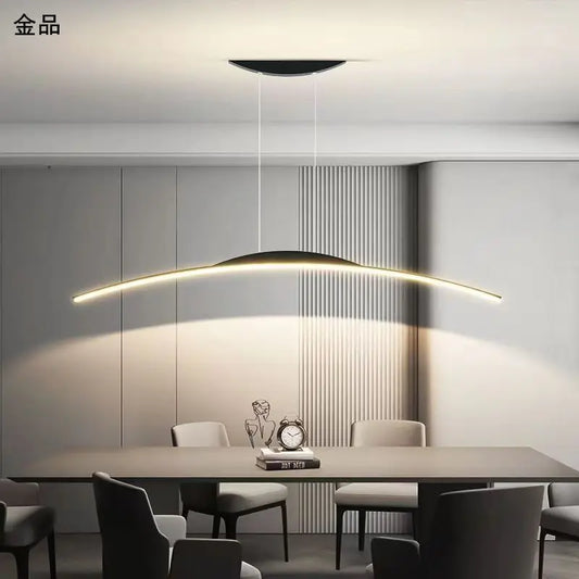Suspension LED moderne noire en aluminium, lumière dimmable et télécommandée, ambiance chaleureuse
