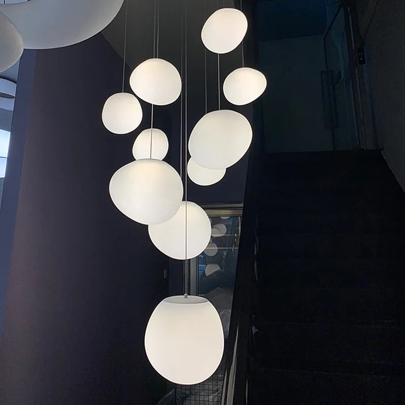 Suspension LED en verre blanc Gregg, design moderne pour villa et escalier