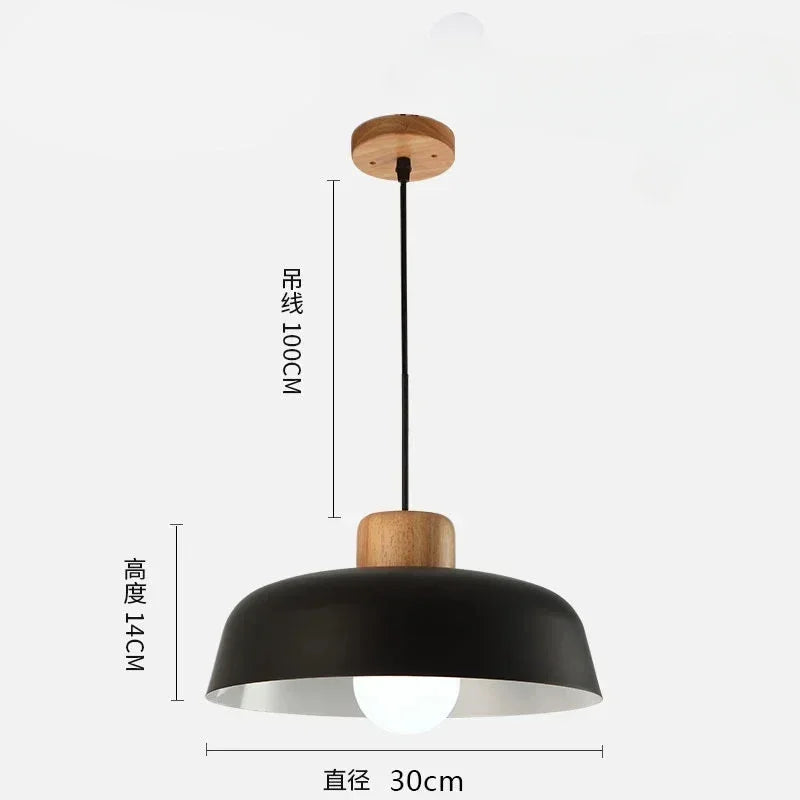 Suspension design nordique moderne en aluminium, lumière chaude et ambiance cosy