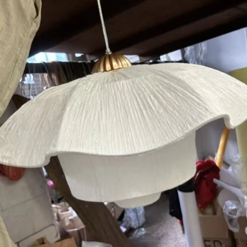 Suspension Lustre français pétale nordique en tissu crème, lumière chaude élégante pour salon et chambre