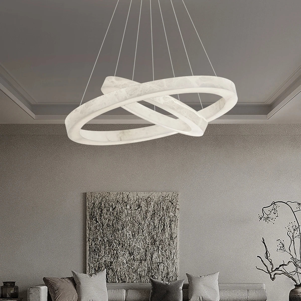 Suspension ronde en faux marbre résine, lumière chaude et design moderne