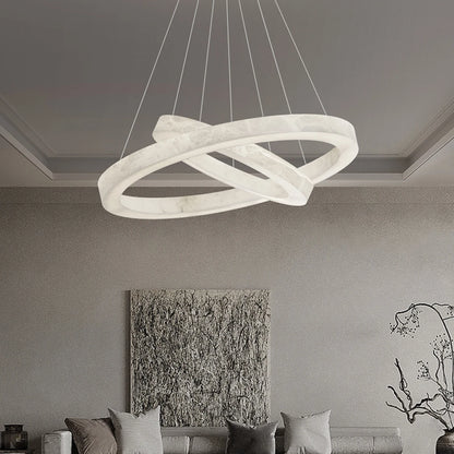 Suspension ronde en faux marbre résine, lumière chaude et design moderne