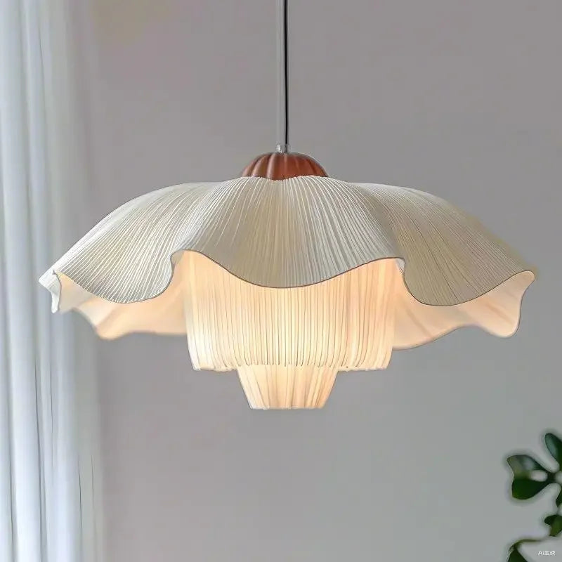 Suspension Lustre français pétale nordique en tissu crème, lumière chaude élégante pour salon et chambre