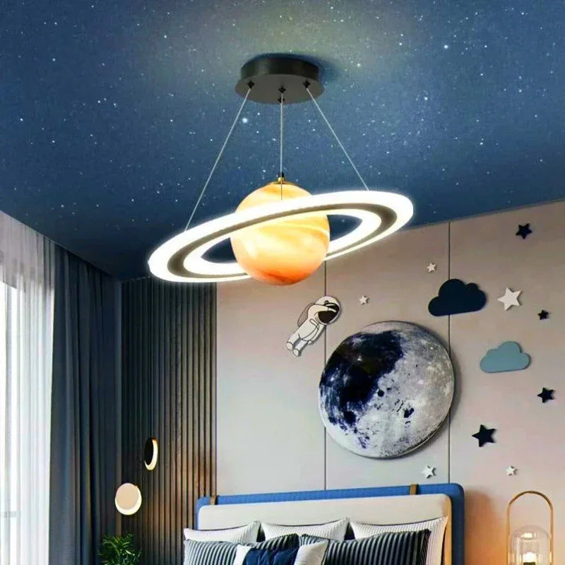 Suspension LED Nordique Planète en Fer et Verre, Lumière Chaude, Décor Salon et Chambre Enfant