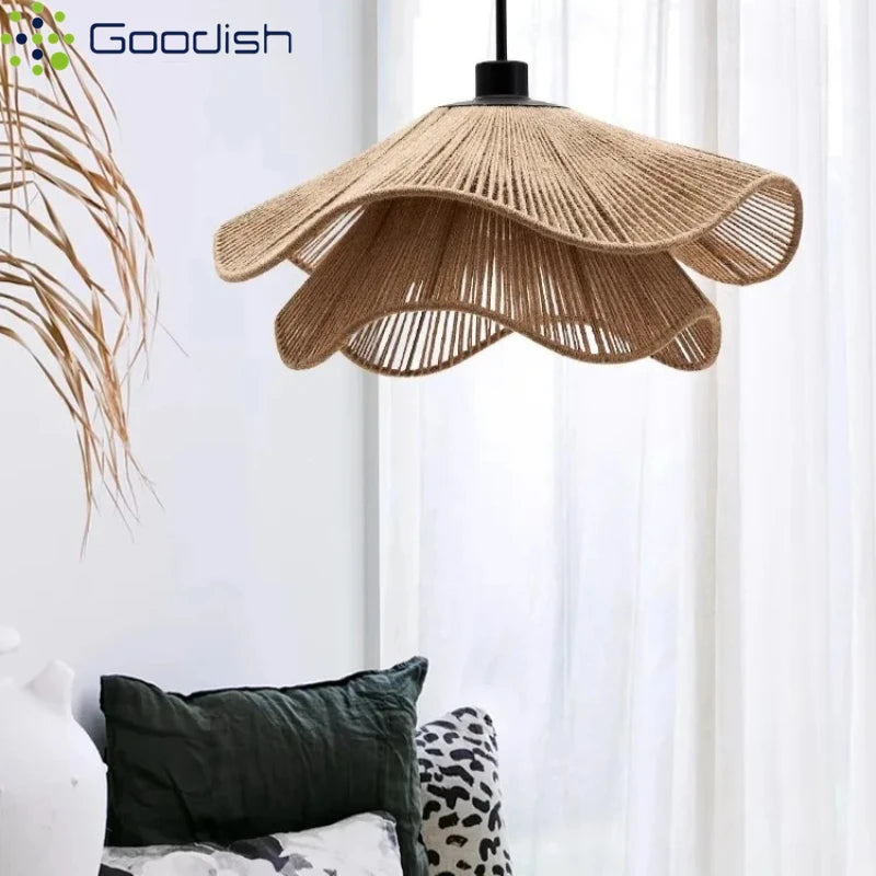 Suspension vintage en rotin tissé forme fleur Wabi Sabi lumière chaude