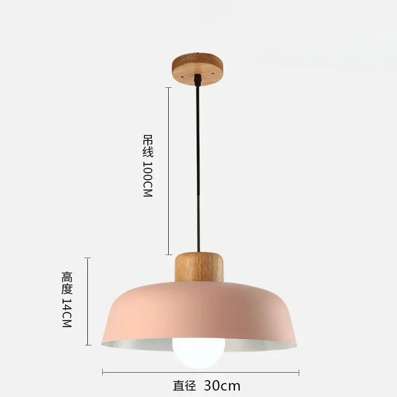 Suspension design nordique moderne en aluminium, lumière chaude et ambiance cosy