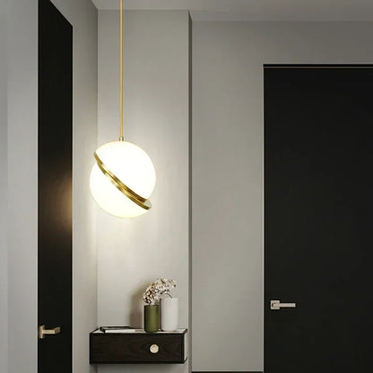 Suspension nordique à 73 boules en acrylique doré pour intérieur élégant