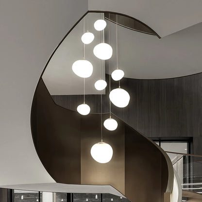 Suspension LED en verre blanc Gregg, design moderne pour villa et escalier