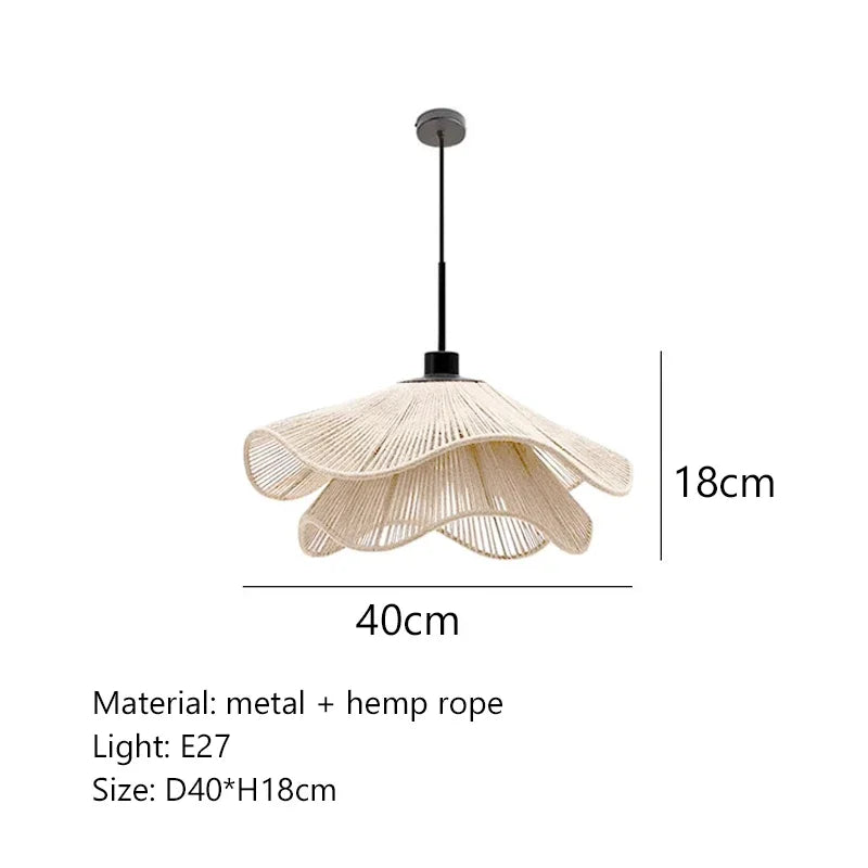Suspension vintage en rotin tissé forme fleur Wabi Sabi lumière chaude