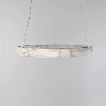 Suspension ronde en faux marbre résine, lumière chaude et design moderne