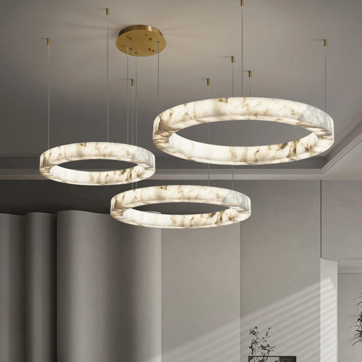 Suspension ronde en faux marbre résine, lumière chaude et design moderne
