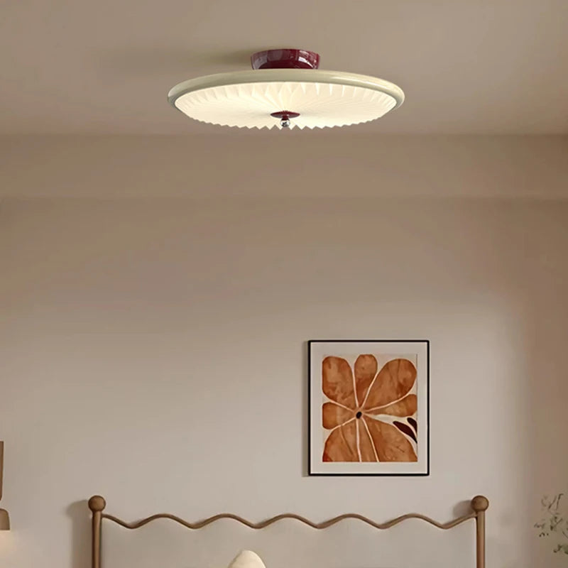 Plafonnier rétro crème style ancien en fer effet bois de noyer, lumière chaleureuse