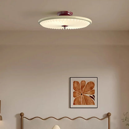 Plafonnier rétro crème style ancien en fer effet bois de noyer, lumière chaleureuse