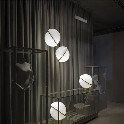 Suspension nordique à 73 boules en acrylique doré pour intérieur élégant