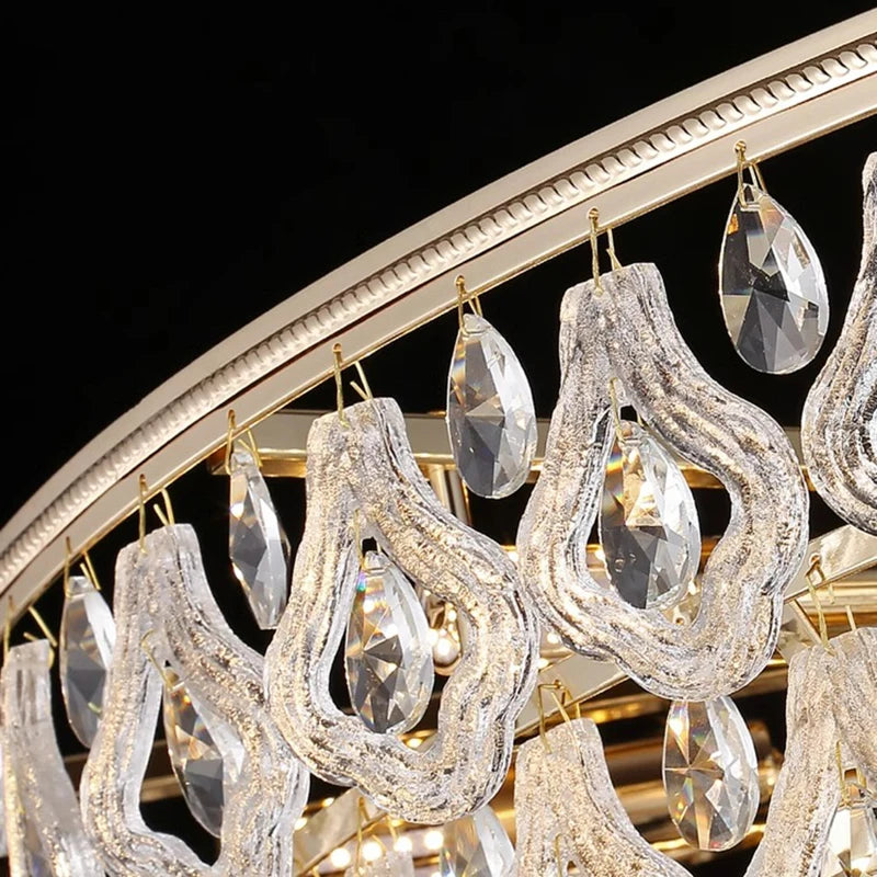 Lustre suspendu en cristal doré, design moderne, lumière chaleureuse pour salon et salle à manger