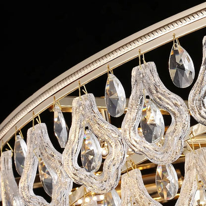 Lustre suspendu en cristal doré, design moderne, lumière chaleureuse pour salon et salle à manger