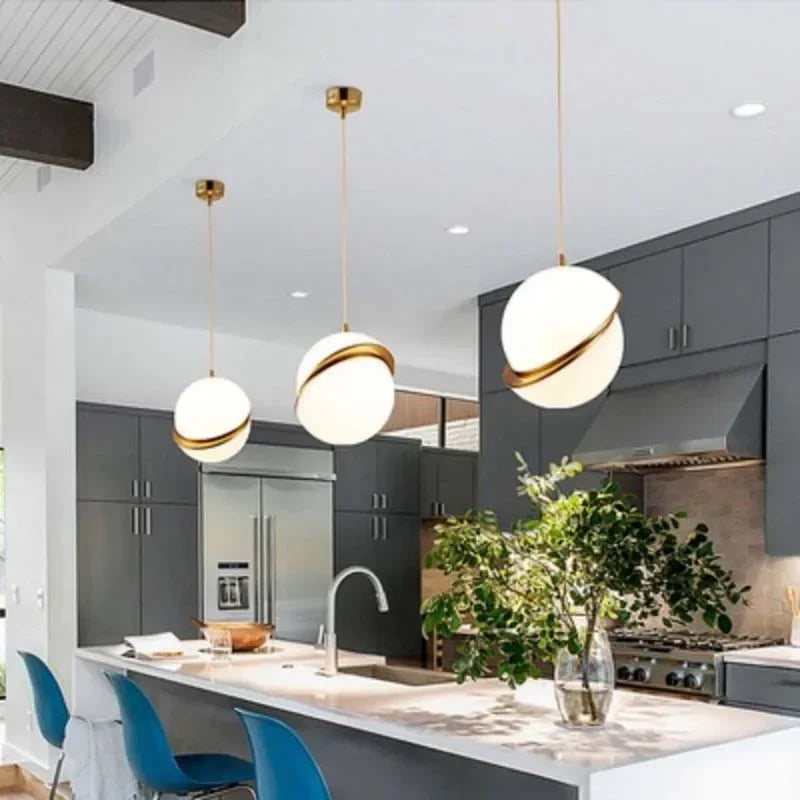 Suspension nordique à 73 boules en acrylique doré pour intérieur élégant