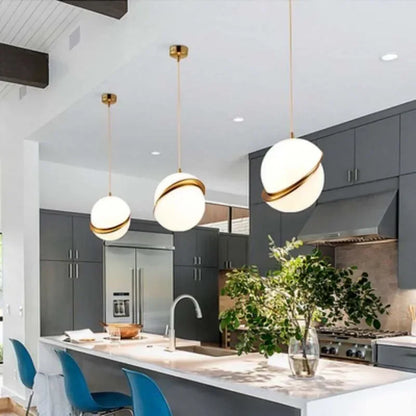 Suspension nordique à 73 boules en acrylique doré pour intérieur élégant