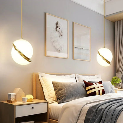 Suspension nordique à 73 boules en acrylique doré pour intérieur élégant