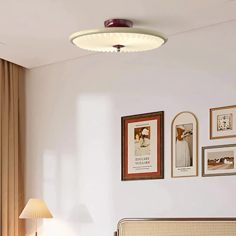 Plafonnier rétro crème style ancien en fer effet bois de noyer, lumière chaleureuse