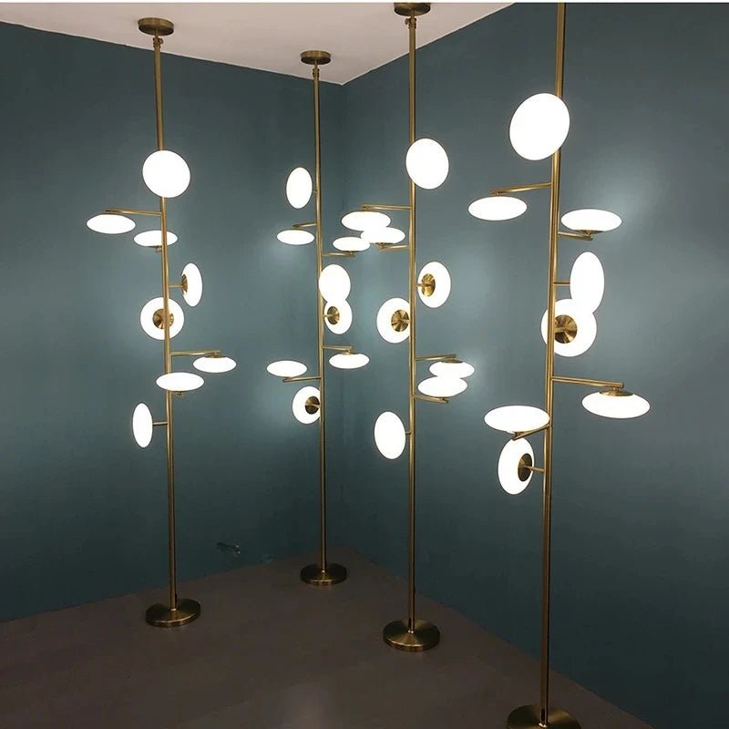 Lampadaire à poteau télescopique design moderne en métal avec lumière LED dimmable - Luminous Place