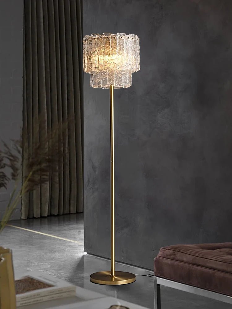 Lampadaire en laiton et verre transparent, lumière d'ambiance chaleureuse, design moderne - Luminous Place