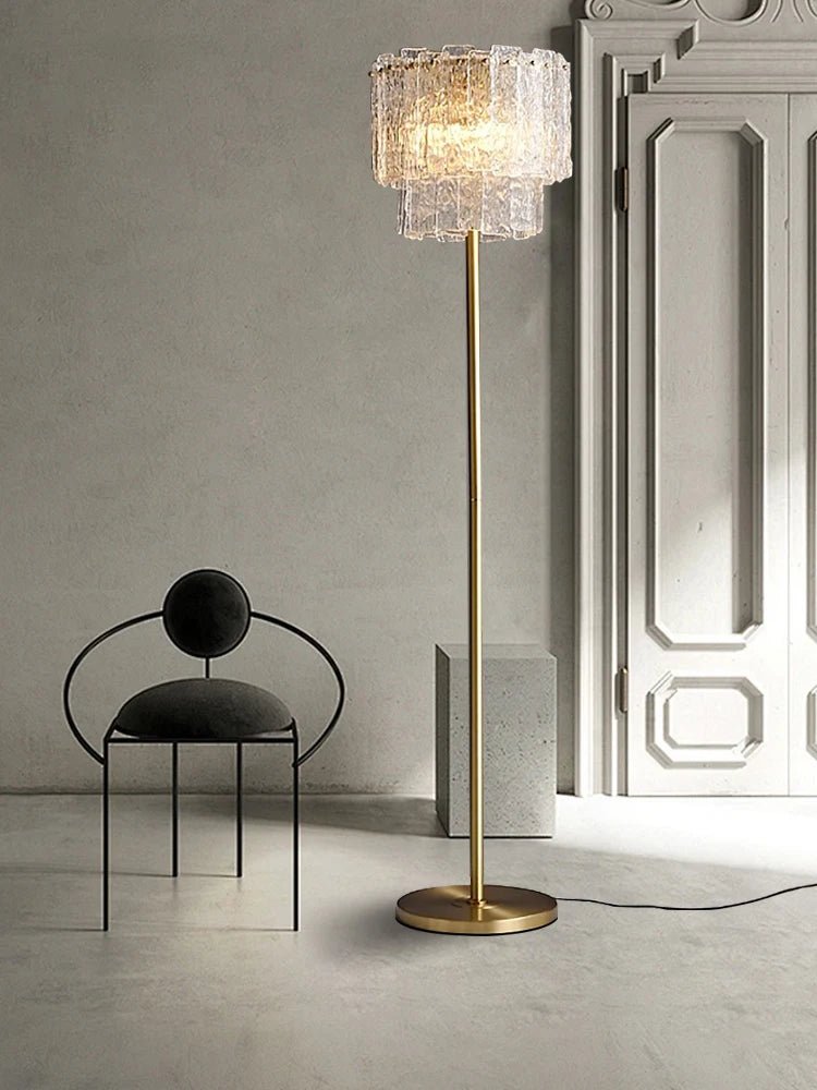 Lampadaire en laiton et verre transparent, lumière d'ambiance chaleureuse, design moderne - Luminous Place