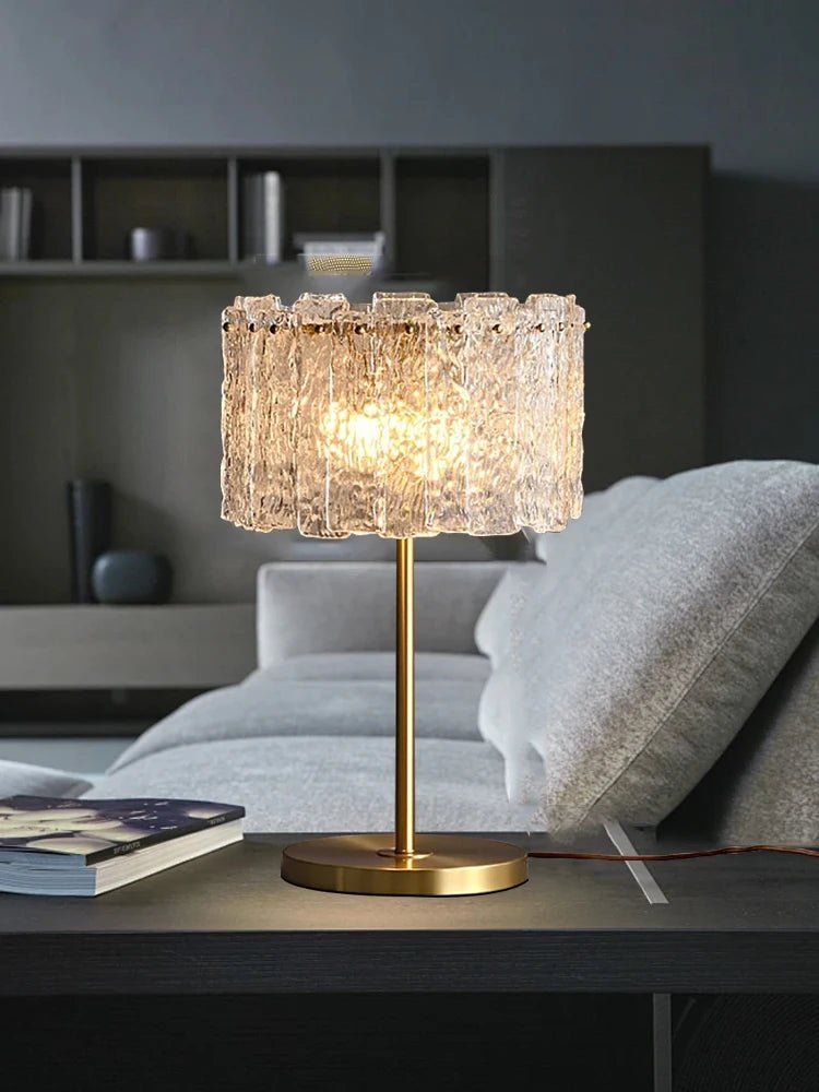 Lampadaire en laiton et verre transparent, lumière d'ambiance chaleureuse, design moderne - Luminous Place