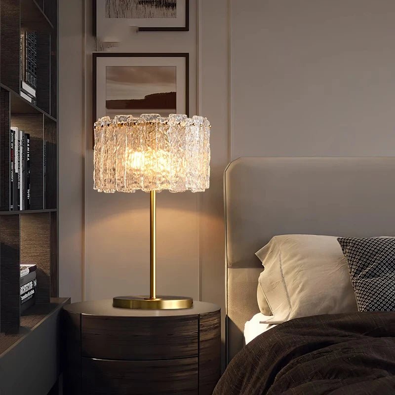 Lampadaire en laiton et verre transparent, lumière d'ambiance chaleureuse, design moderne - Luminous Place