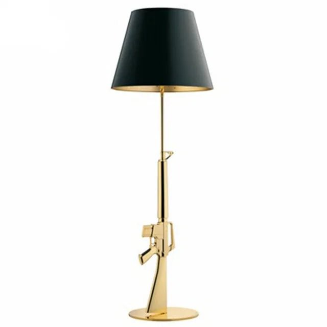 Lampadaire LED AK47 design post - moderne en métal doré, éclairage d’angle pour intérieur - Luminous Place