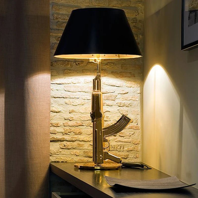 Lampadaire LED AK47 design post - moderne en métal doré, éclairage d’angle pour intérieur - Luminous Place