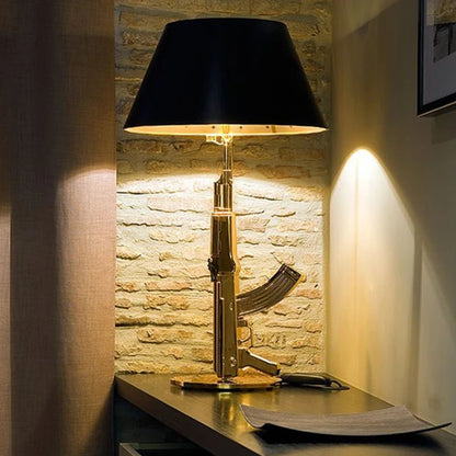 Lampadaire LED AK47 design post - moderne en métal doré, éclairage d’angle pour intérieur - Luminous Place