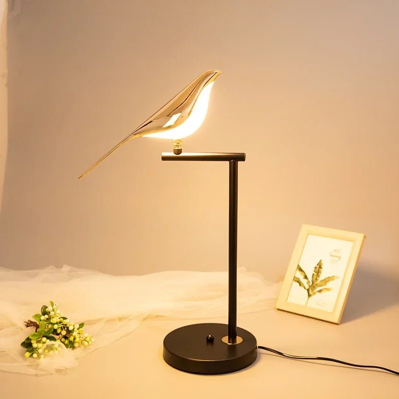 Lampadaire LED autoportant oiseau en acrylique design Art Déco - Luminous Place