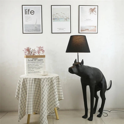 Lampadaire LED en résine avec abat - jour tissu, design chien noir, ambiance cosy - Luminous Place