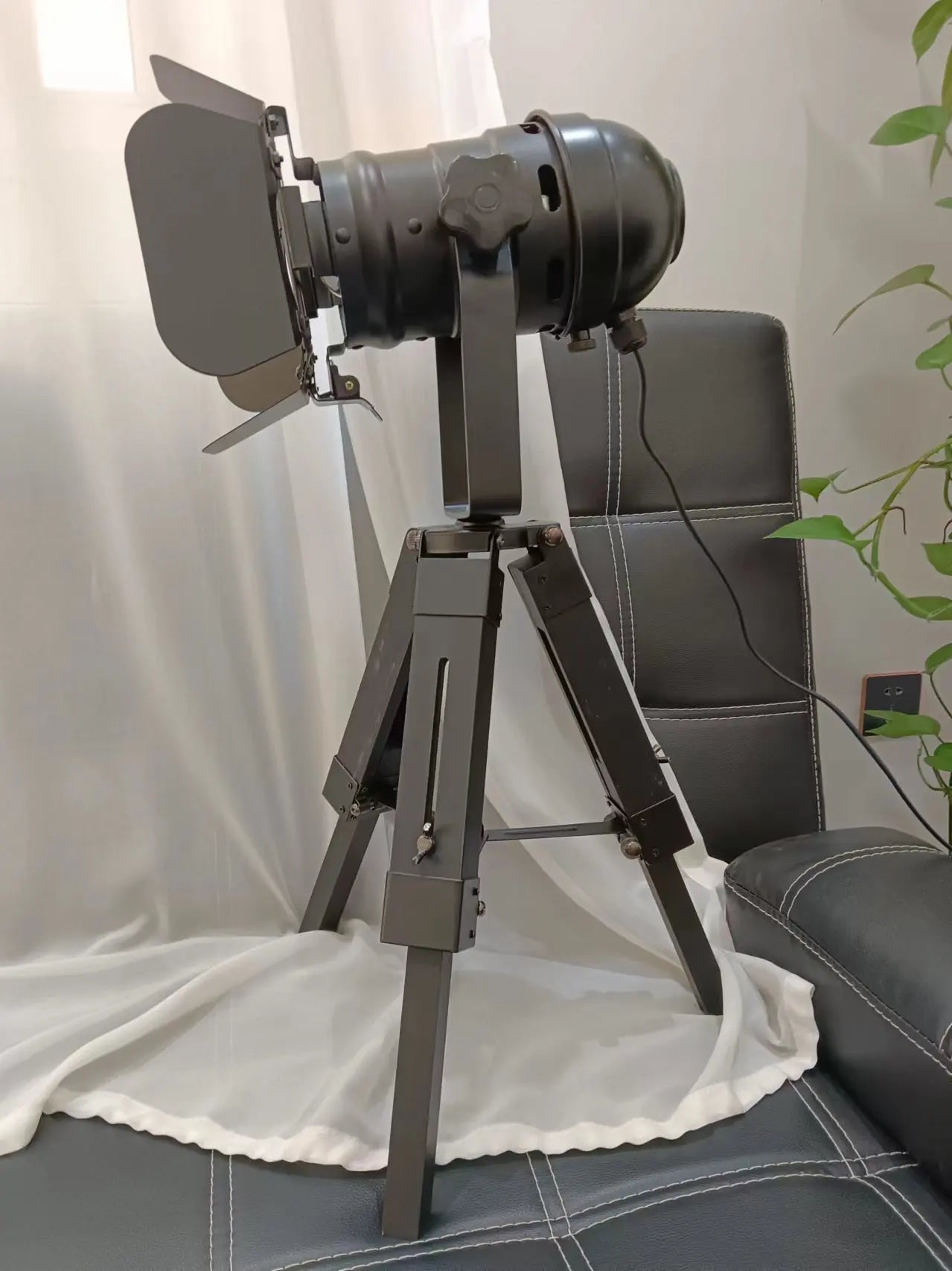 Lampadaire LED moderne en métal et bois, design minimaliste pour salon, lumière chaude - Luminous Place