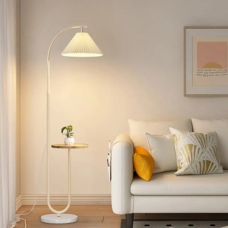 Lampadaire Nordique 2025 avec Table d'Appoint Multifonction en Fer et Bois, Lumière LED Ambiance Cosy - Luminous Place