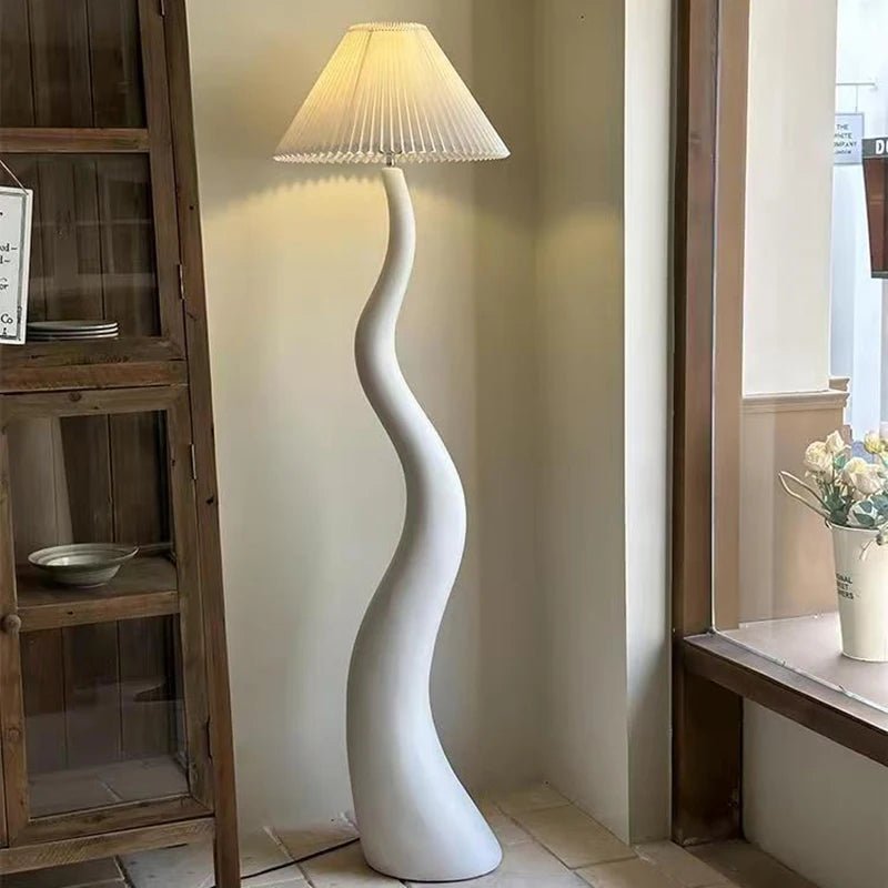 Lampadaire nordique rétro en ferronnerie, lumière chaude pour salon et chambre - Luminous Place