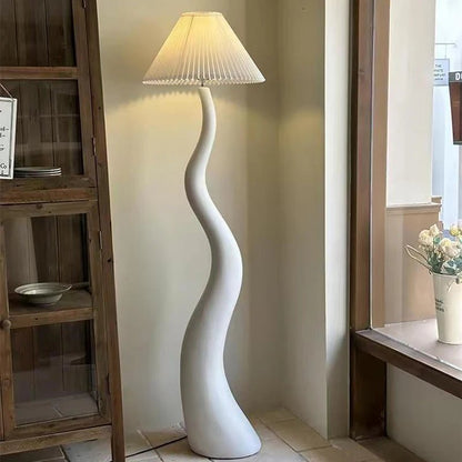 Lampadaire nordique rétro en ferronnerie, lumière chaude pour salon et chambre - Luminous Place