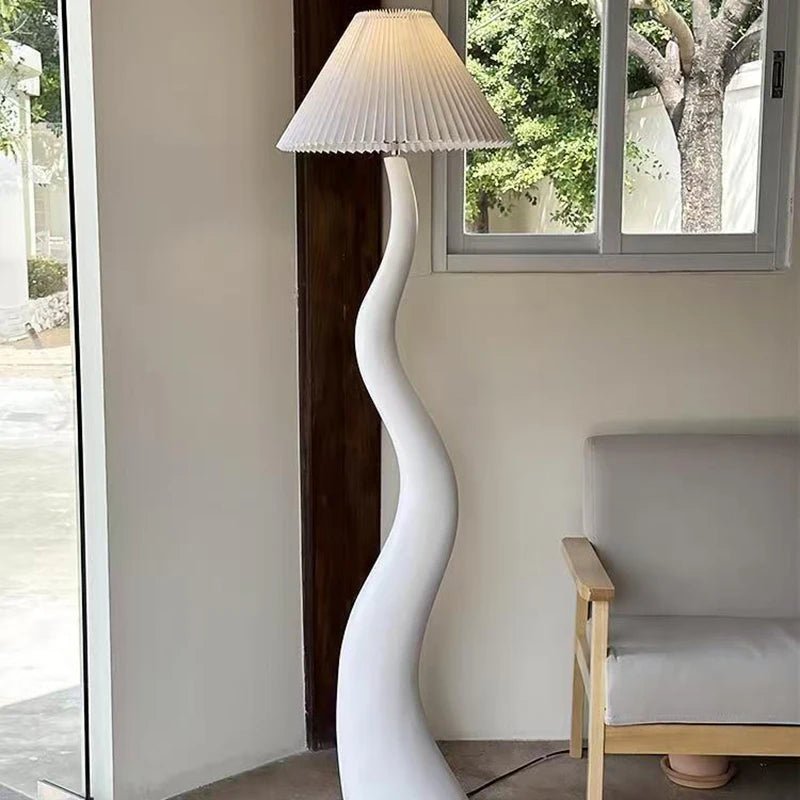 Lampadaire nordique rétro en ferronnerie, lumière chaude pour salon et chambre - Luminous Place