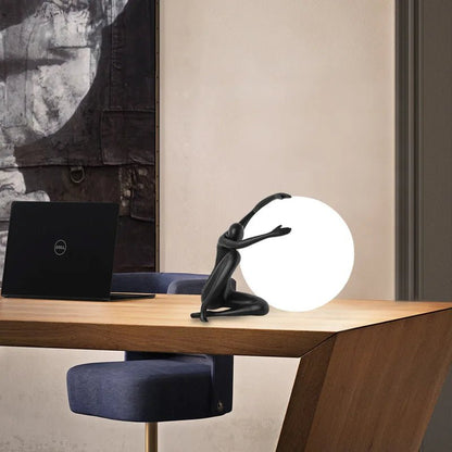 Lampe de table design sculpture humaine avec lumière décorative boule, ambiance cosy pour salon et bureau - Luminous Place