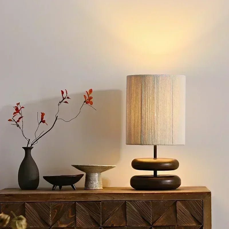 Lampe de table en bois avec abat - jour tissé à la main, ambiance chaleureuse pour chambre et salon - Luminous Place