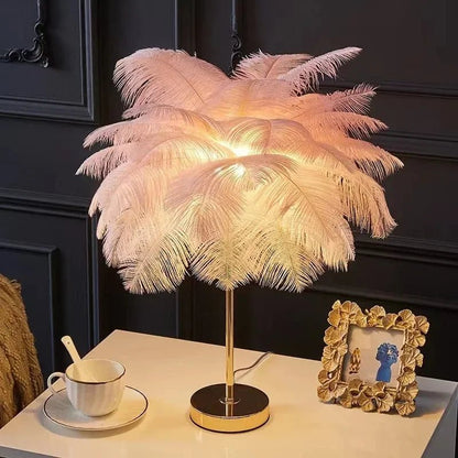Lampe de table en plumes d'autruche, design nordique moderne, lumière chaude, rose et blanc - Luminous Place