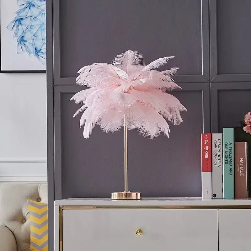 Lampe de table en plumes d'autruche, design nordique moderne, lumière chaude, rose et blanc - Luminous Place